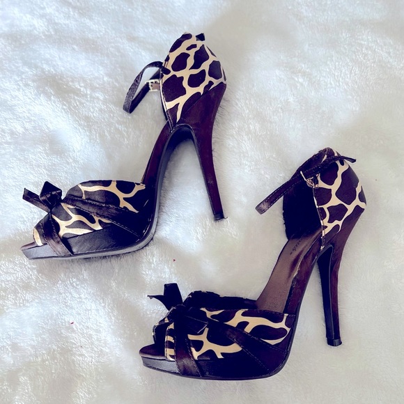Giraffe print Satin Heels - Picture 2 of 5